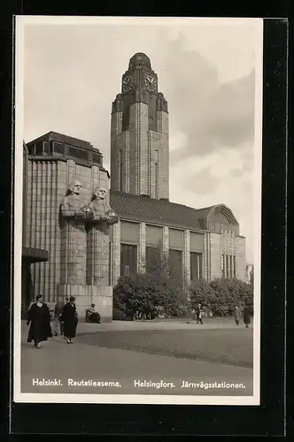 AK Helsinki, Rautatieasema, vor dem Bahnhofsgebäude