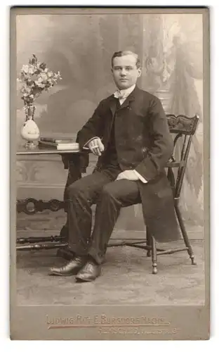 Fotografie Ludwig Ritt, Remscheid, Allestr. 18B, junger Mann am Tisch sitzend