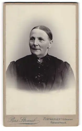 Fotografie Pius Straub, Furtwangen i. Schwarzwald, Rabenstr., Portrait ältere Dame mit Brosche