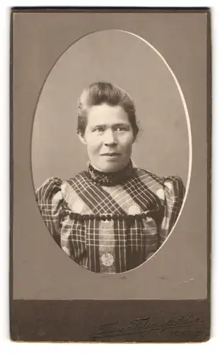 Fotografie Torne Fotografi Atelier, Torne, Portrait alte Frau in karierten Kleid, 1907