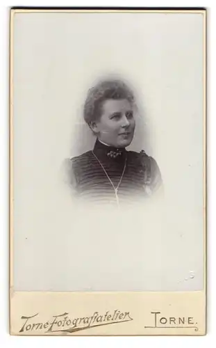 Fotografie Torne Fotografi Atelier, Torne, Portrait Frau mit Halskette, 1903