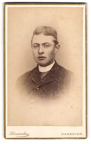 Fotografie G.W. Leineweber, Hannover, Georgstr. 30, Portrait junger Mann mit Mittelscheitel