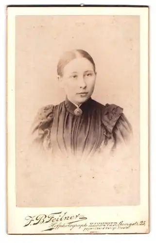 Fotografie F. B. Feilner, Hannover, Georgstr. 25, Portrait Dame mit Brosche