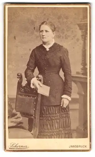 Fotografie Scherner, Innsbruck, Theresienstr. 37, Portrait Frau mit Buch