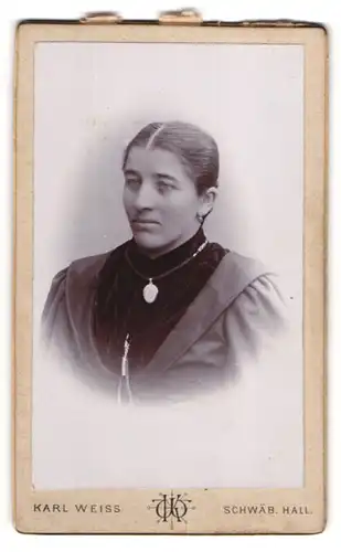 Fotografie Karl Weiss, Schwäbisch Hall, Portrait Dame mit Halskette