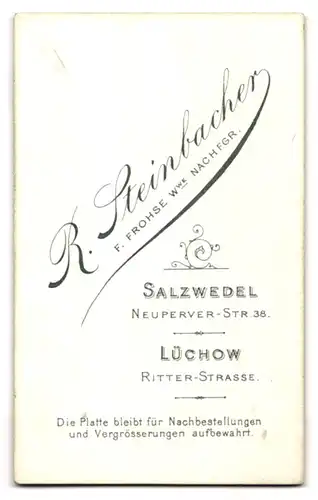 Fotografie R. Steinbacher, Salzwedel, Neuperverstr. 38, Portrait Kleinkind auf Stuhl stehend