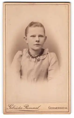 Fotografie Gebrüder Rummel, Germersheim, Portrait Mädchen mit Halskett