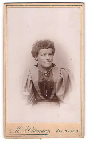 Fotografie M. Wittmann, Wolnzach, Portrait Mädchen mit Kreuz an Halskette