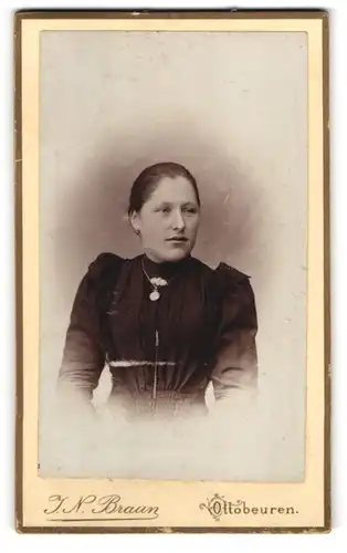 Fotografie J.N. Braun Ottobeuren, Portrait Dame mit Halskette