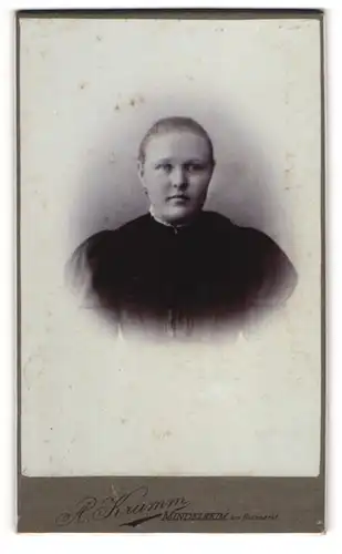 Fotografie A. Krumm, Mindelheim, Portrait Dame in dunklem Kleid