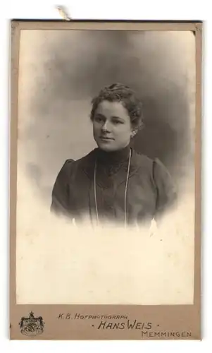 Fotografie Hans Weis, Memmingen, Portrait Mädchen mit langer Halskette