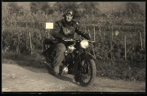 Fotografie Motorrad, Kradfahrer mit Haube & Schutzbrille