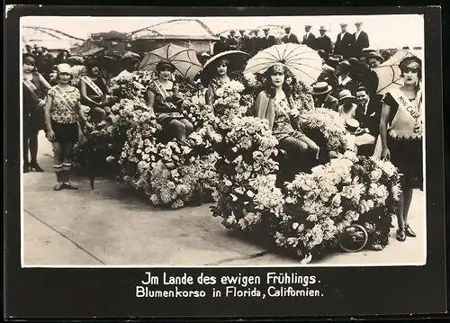 Fotografie Fotograf unbekannnt, Ansicht Florida / Kalifornien, Schönheitsköniginnen beim Blumenkorso