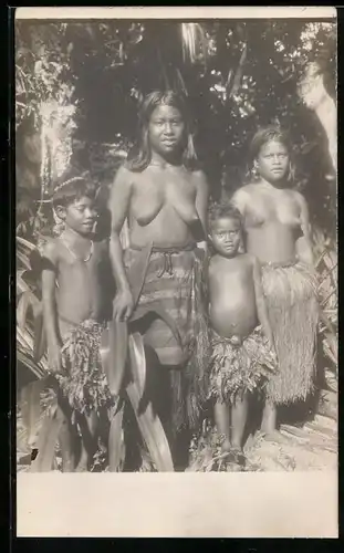 Fotografie Südostasien, nackte Eingeborene Familie