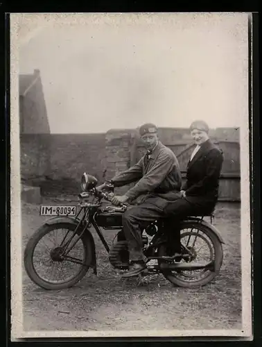 Fotografie Motorrad DKW, Paar fährt mit Krad Kennzeichen IM-80094