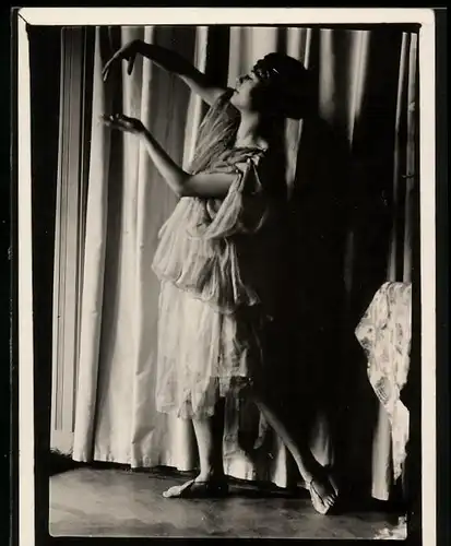 Fotografie Ausdruckstanz, Tänzerin im leichten Kostüm auf Bühne tanzend