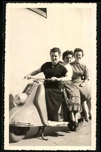 Fotografie Motorrad Heinkel Tourist, Hausfrauen auf Motorroller sitzend