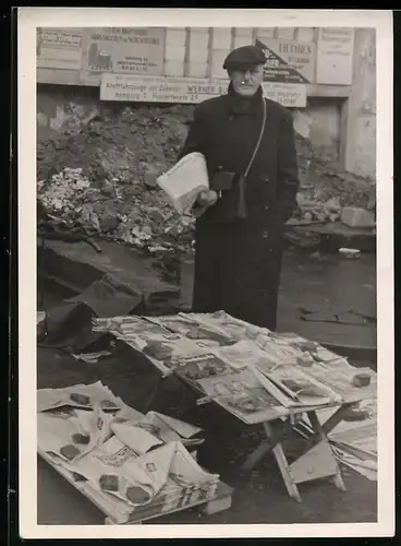 Fotografie unbekannter Fotograf, Ansicht Hamburg, Zeitungsverkäufer am Bahnhof Altona zwischen Trümmern