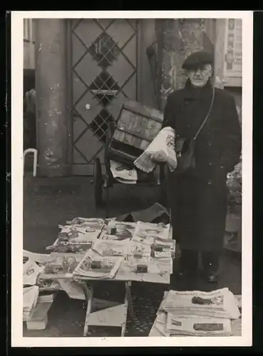 Fotografie unbekannter Fotograf, Ansicht Hamburg-Altona, Zeitungsverkäufer mit seinem Stand am Bahnhof