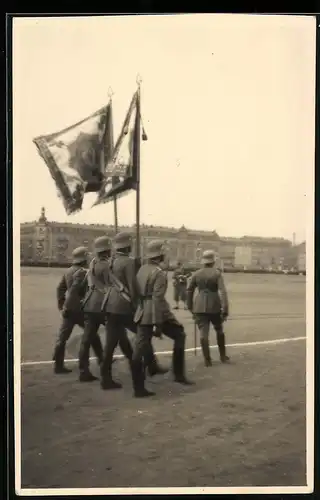 Fotografie Reichswehr Vereidigung, Fahnenträger mit Standarte auf einem Exerzierplatz