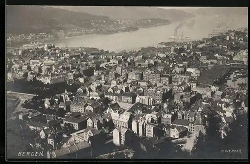 Fotografie H. Werner, Ansicht Bergen / Norge, Stadtansicht mit Kriegsschiffen im Hafen