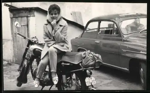 Fotografie Motorrad AWO 425 S, junge Frau auf Krad sitzend