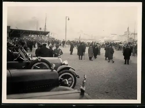 Fotografie unbekannter Fotograf, Ansicht Lissabon, viele Autos parken am Hafen