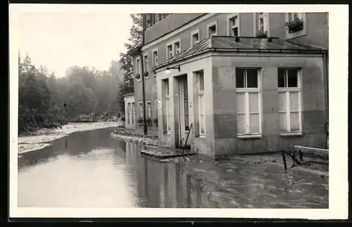 Fotografie unbekannter Fotograf, Ansicht Berggiesshübel, Überschwemmung am Johann-Georgen-Bad 1958