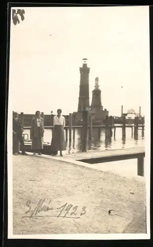 Fotografie unbekannter Fotograf, Ansicht Oldenfelde bei Hamburg, Leuchtturm und Schiffsanlegestelle