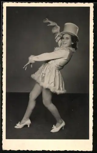 Fotografie Ausdruckstanz, hübsche Tänzerin im Bühnenkostüm