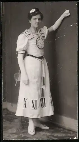 Fotografie Fasching - Karneval, Frau verkleidet als die Zeit mit Uhren-Ziffernblatt & Uhrpendel