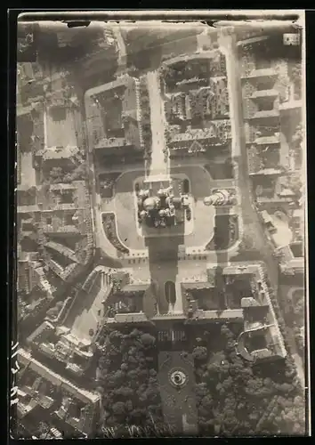 Fotografie unbekannter Fotograf, Ansicht Charleville bei Laon, Fliegeraufnahme mit Kathedrale