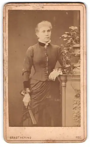 Fotografie Ernst Hering, Berlin, Dresdenerstr. 135, Portrait Frau mit Fecher