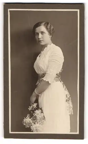 Fotografie Fotograf unbekannt, Frankfurt /Oder, Portrait junge Dame in weissem Kleid und Blumenstrauss