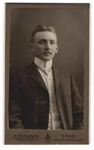 Fotografie H. Pickenpack, Stade, Schmiedestr., Portrait Mann in Anzug mit Schnauzer