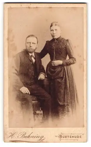 Fotografie H. Behning, Buxtehude, Portrait Ehepaar in Anzug und Kleid