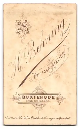 Fotografie H. Behning, Buxtehude, Portrait Ehepaar in Anzug und Kleid