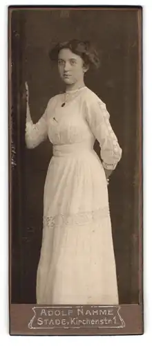 Fotografie Adolf Nahme, Stade, Kirchenstr. 1, Frau in weissen Kleid