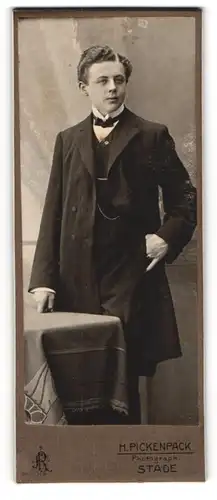 Fotografie H. Pickenpack, Stade, junger Herr in Anzug mit Fliege