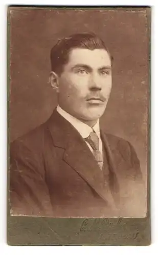 Fotografie C. M. Rücker, Trübau, junger Mann mit Krawatte und Schnurrbart