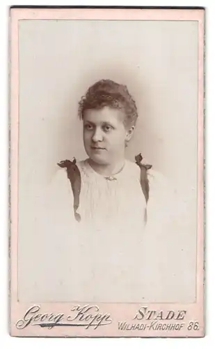 Fotografie Georg Kopp, Stade, Wilhadikirchhof 86, Frau mit Kleid und dunklen Schulterschleifen