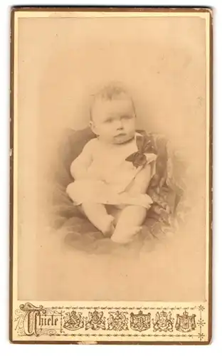 Fotografie Hugo Thiele, Frankfurt /Main, Kleinkind auf Decke sitzend