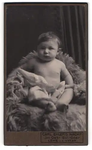 Fotografie Carl Ehlers, Lehe a. d. Weser, Kleinkind auf Felldecke