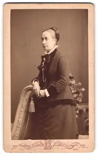Fotografie Chr. Beitz, Arnstadt, ältere Dame auf Stuhl gestützt