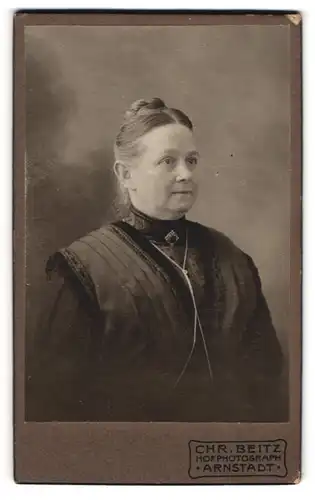 Fotografie Chr. Beitz, Arnstadt, Frau mit langer Halskette und Brosche