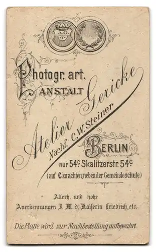 Fotografie Atelier Gericke, Berlin, Skalitzerstr. 54, Kleinkind in weissen Kleid mit rosa Schleife