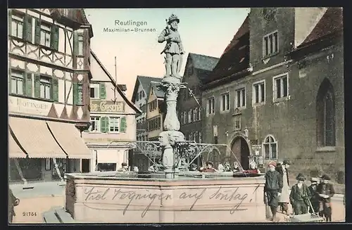 AK Reutlingen, Maximilian-Brunnen mit Passanten