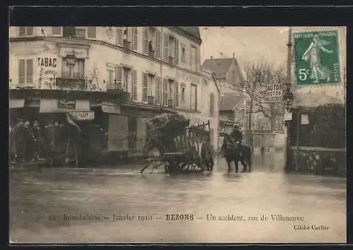 AK Bezons, Inondations 1910, Un accident, rue de Villeneuve