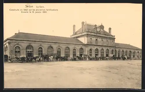 AK Sedan, La gare, Blick zum Bahnhof, Pferdekutschen