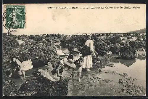 AK Trouville-sur-Mer, A la Recherche des Crabes dans les Roches Noires